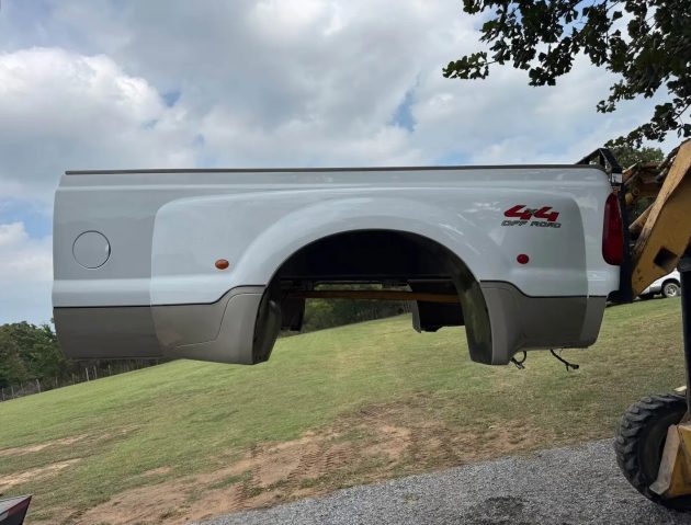 2008 Ford Super Duty Dually Bed white - Image 2